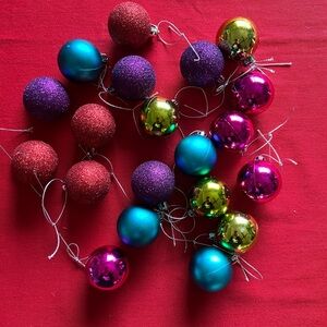 20 Mini Plastic Christmas Ornaments